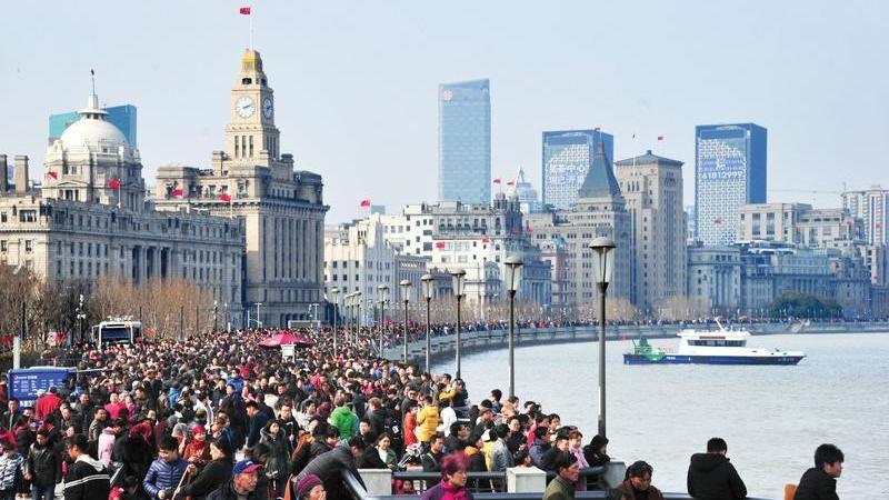 Shanghai Bund very crowded